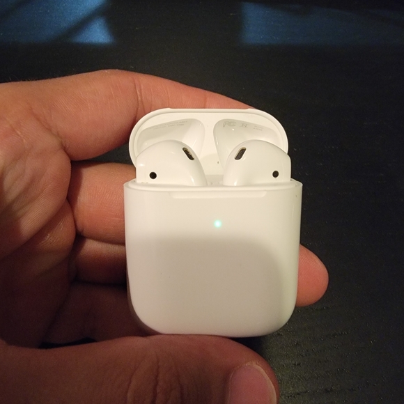 Airpods - Picture 2 of 4
